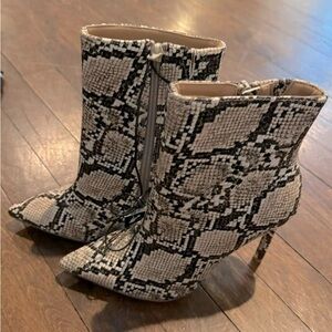 NWT EXPRESS SNAKE PRINT ANKLE BOOTS 6